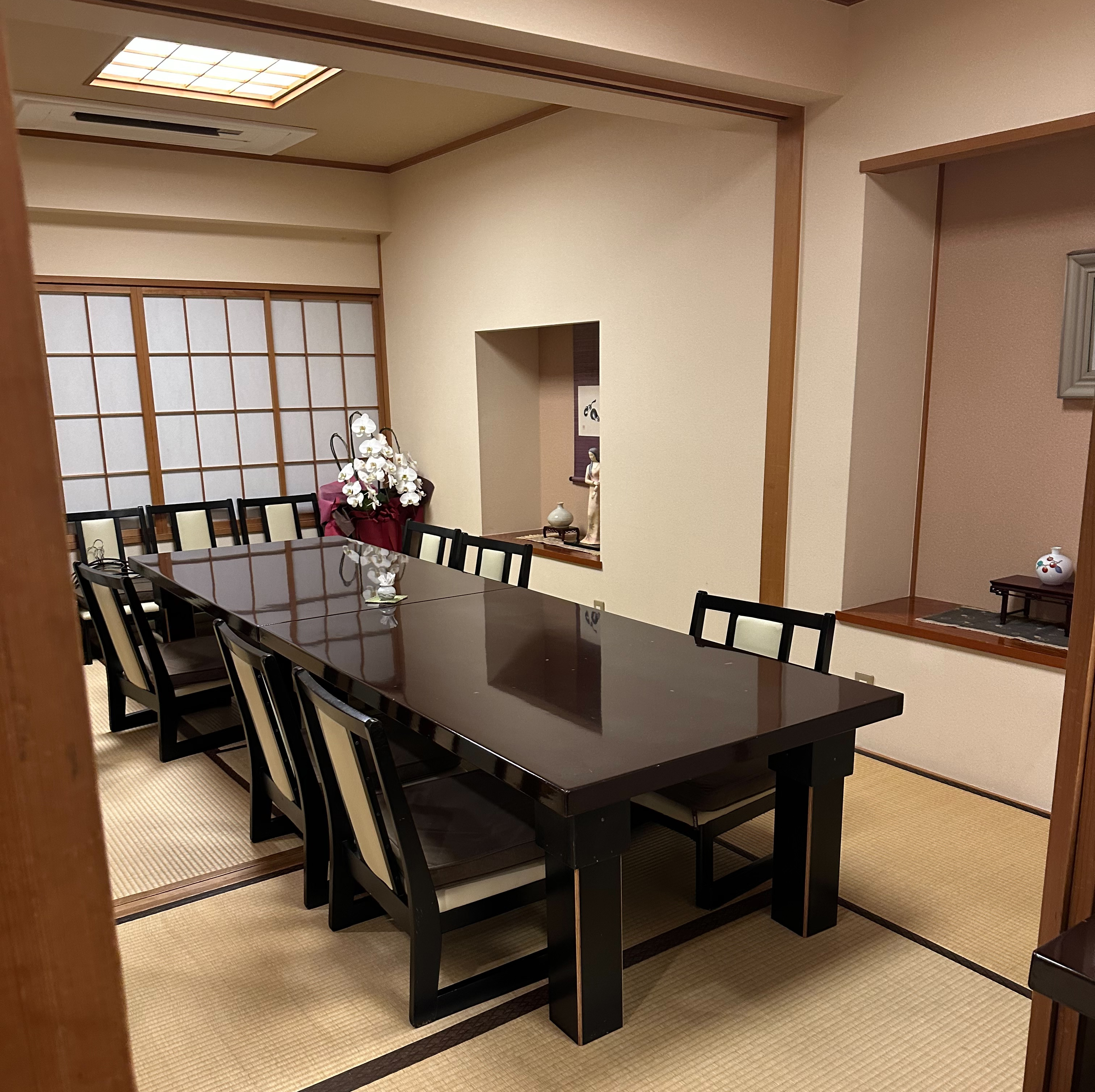 奥の座敷は完全予約制・1日1組限定(3〜18名様)。ご法要やご会食など、少人数でゆったりと過ごしたい集まりにもご利用いただけます。